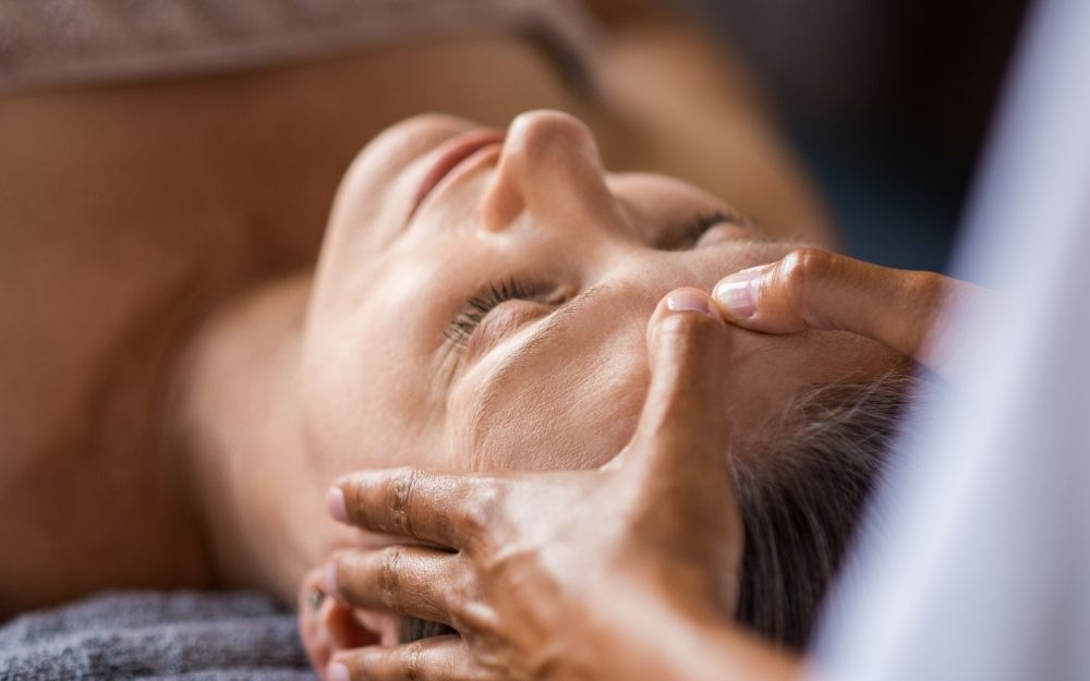 Un patient en train de se faire masser le crâne dans le cadre d'un toucher métamorphique